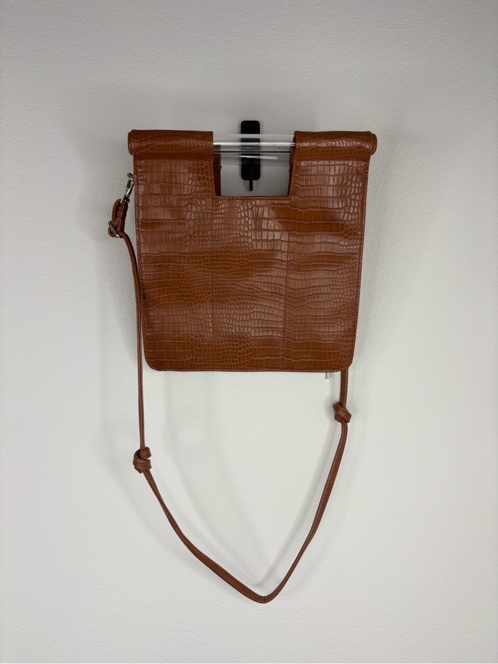 The Crossbody - Cognac Croc BEIS